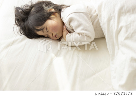 布団で昼寝している赤ちゃん(1歳8か月、日本人、女の子) 布団で昼寝している赤ちゃん(1歳8か月、日本人、女の子) 87671578