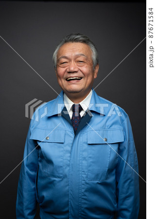 作業服の男性　笑顔 87671584