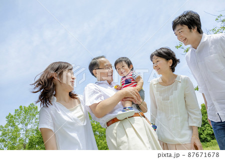 公園で遊ぶ3世代家族 公園で遊ぶ3世代家族 87671678