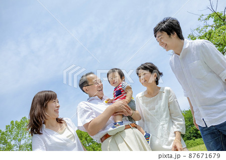 公園で遊ぶ3世代家族 公園で遊ぶ3世代家族 87671679