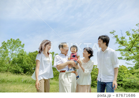 公園で遊ぶ3世代家族 公園で遊ぶ3世代家族 87671686