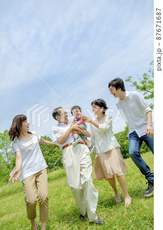 公園で遊ぶ3世代家族 87671687