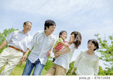 公園で遊ぶ3世代家族 87671688