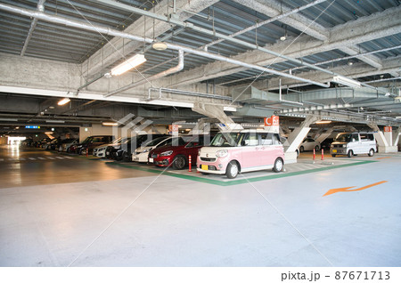 【大阪府】ショッピングセンターの地下駐車場 【大阪府】ショッピングセンターの地下駐車場 87671713
