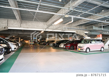 【大阪府】ショッピングセンターの地下駐車場 【大阪府】ショッピングセンターの地下駐車場 87671715