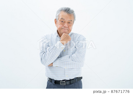 悩むシニア男性 悩むシニア男性 87671776