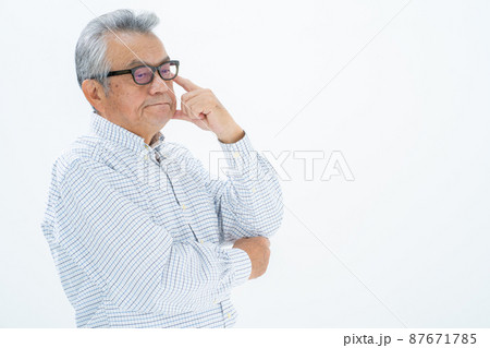 考えるシニア男性 考えるシニア男性 87671785