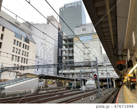 JR新宿駅ホーム　埼京線　湘南新宿ライン　ルミネ 87671998