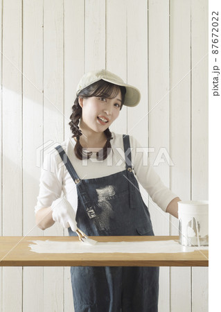 ペンキを塗る女性 87672022