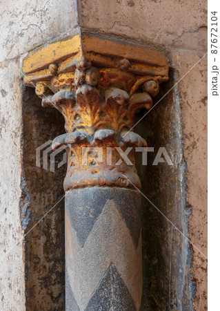Golden capital of a small decorative column with engraved floral inscriptions at the ancient mosque of Sultan Hassan, Cairo, Egypt Golden capital of a small decorative column with engraved floral inscriptions at the ancient mosque of Sultan Hassan, Cairo, Egypt 87672104