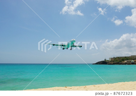 セント・ジュリアナ空港へ着陸寸前の飛行機　カリブ海セントマーチン島マホビーチ 87672323