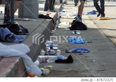 路上に散乱するゴミ 路上に散乱するゴミ 87672325