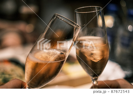 シャンパングラスで乾杯 87672543