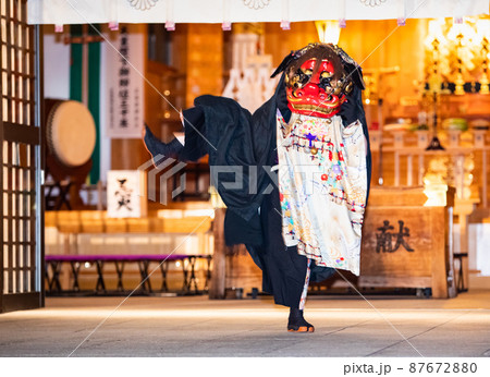 護国神社の万灯みたま祭における神社奉納獅子舞の風景です。幸せを祝う場面等の背景にどうぞ。広島県 護国神社の万灯みたま祭における神社奉納獅子舞の風景です。幸せを祝う場面等の背景にどうぞ。広島県 87672880