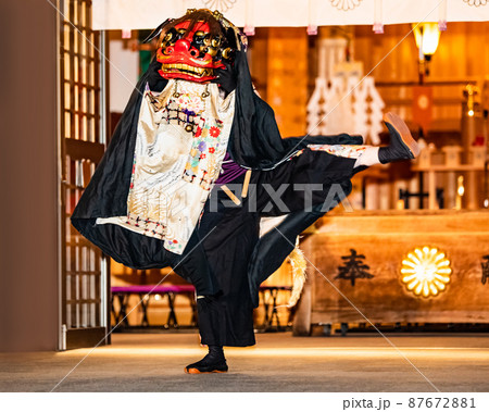護国神社の万灯みたま祭における神社奉納獅子舞の風景です。幸せを祝う場面等の背景にどうぞ。広島県 87672881