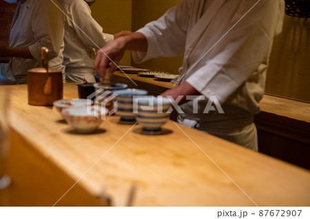 抹茶を用意している板前さんの手元01 87672907