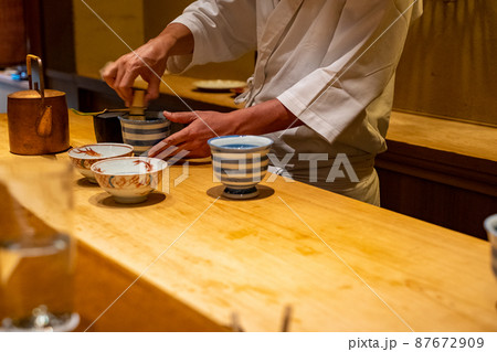 抹茶を用意している板前さんの手元02 抹茶を用意している板前さんの手元02 87672909