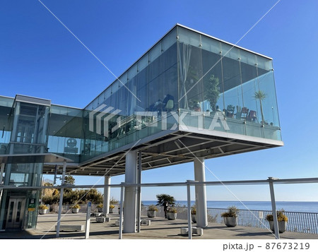 ガラス張りのカフェ・青空と喫茶店 87673219