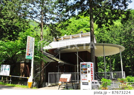 伊勢原市日向　クアハウス山小屋と新緑 87673224