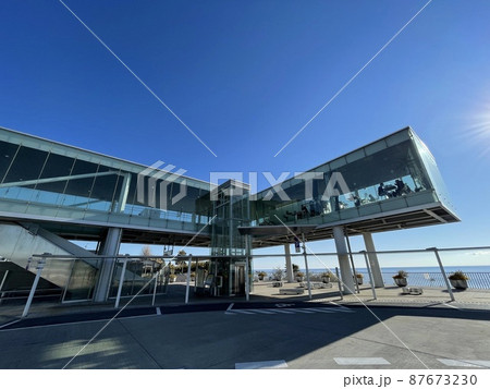 ガラス張りのカフェ・青空と喫茶店 87673230