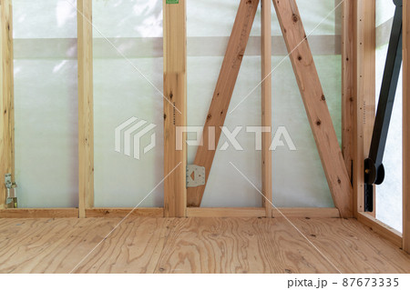 新築一戸建ての工事現場の耐震金具のついた柱 新築一戸建ての工事現場の耐震金具のついた柱 87673335