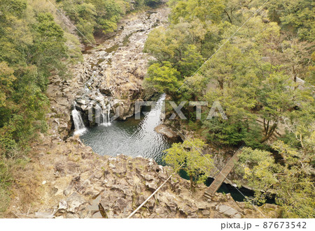 串間市の赤池渓谷の甌穴と滝の空撮 串間市の赤池渓谷の甌穴と滝の空撮 87673542