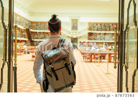 大きな図書館を訪れる大学生の後ろ姿 大きな図書館を訪れる大学生の後ろ姿 87673563