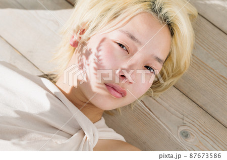 ノーメイクの女性ポートレート ノーメイクの女性ポートレート 87673586