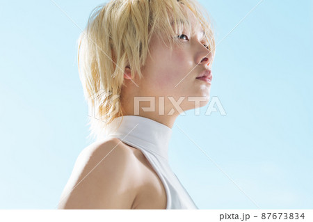 ノーメイクの女性ポートレート ノーメイクの女性ポートレート 87673834