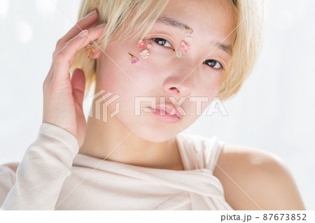 ノーメイクの女性ポートレート 87673852