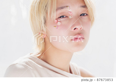 ノーメイクの女性ポートレート 87673853