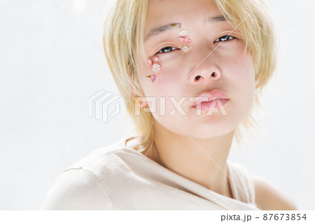ノーメイクの女性ポートレート 87673854