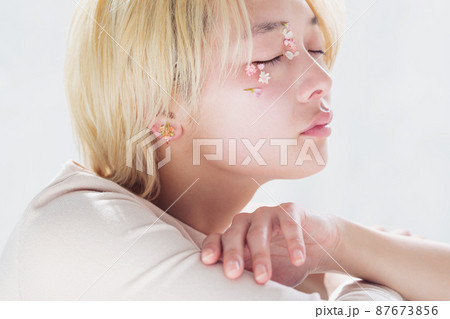 ノーメイクの女性ポートレート 87673856