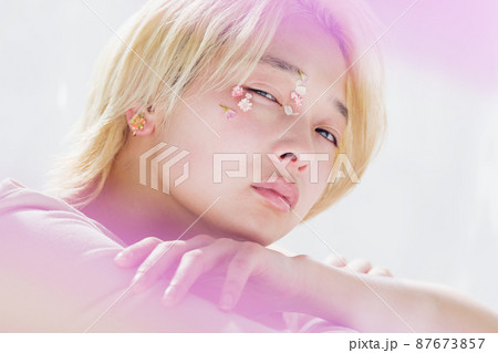 ノーメイクの女性ポートレート 87673857
