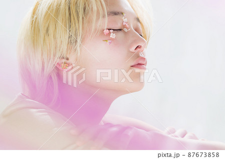 ノーメイクの女性ポートレート 87673858