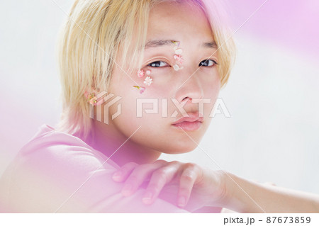 ノーメイクの女性ポートレート 87673859
