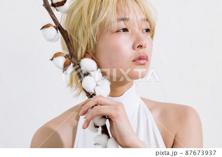 ノーメイクの女性ポートレート 87673937