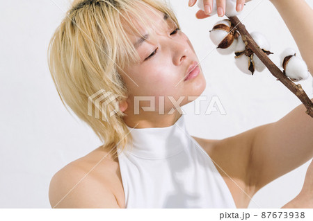 ノーメイクの女性ポートレート 87673938