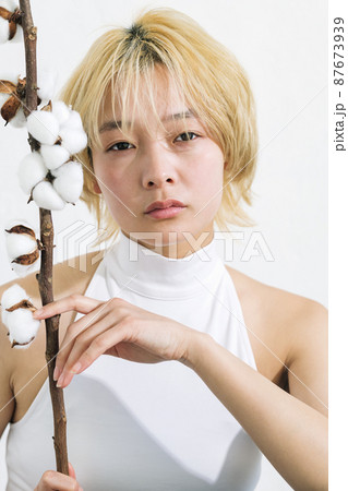 ノーメイクの女性ポートレート ノーメイクの女性ポートレート 87673939
