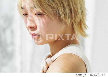 ノーメイクの女性ポートレート ノーメイクの女性ポートレート 87673947
