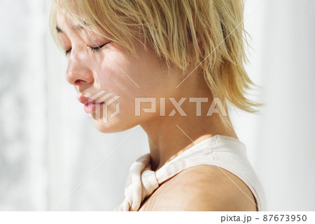 ノーメイクの女性ポートレート 87673950