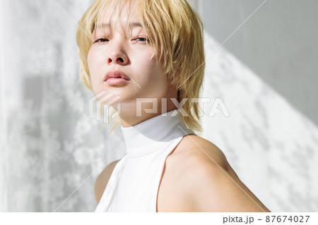 ノーメイクの女性ポートレート 87674027