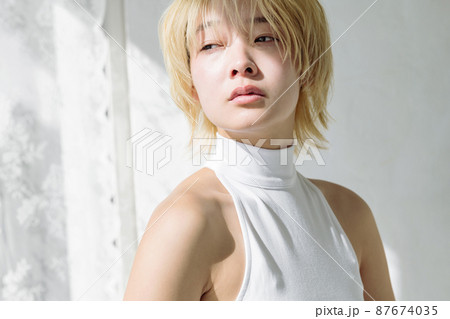 ノーメイクの女性ポートレート ノーメイクの女性ポートレート 87674035