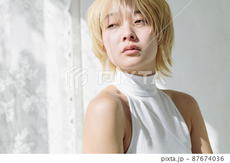 ノーメイクの女性ポートレート ノーメイクの女性ポートレート 87674036
