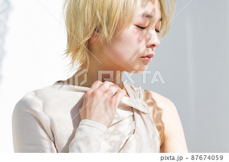 ノーメイクの女性ポートレート 87674059