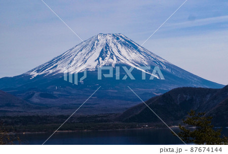 風景、自然､写真　富士山と富士五湖の本栖湖　春を待つ本栖湖のボート 87674144