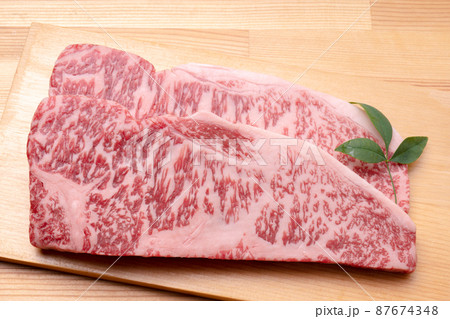 黒毛和牛のサーロインステーキ肉 87674348