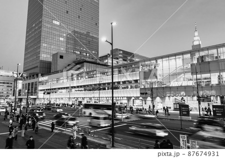 新宿駅南口　モノクロ夕景 87674931