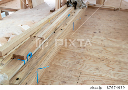 新築一戸建て住宅に置いてある材木 87674939