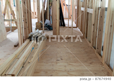 新築一戸建て住宅に置いてある材木 87674940